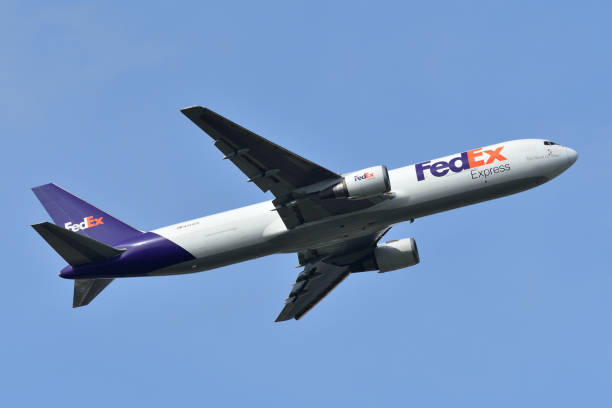 台灣寄美國、日本、澳洲或歐洲國際快遞空運運費一公斤多少錢?私人行李寄送價格比較Fedex如何節省運費訣竅